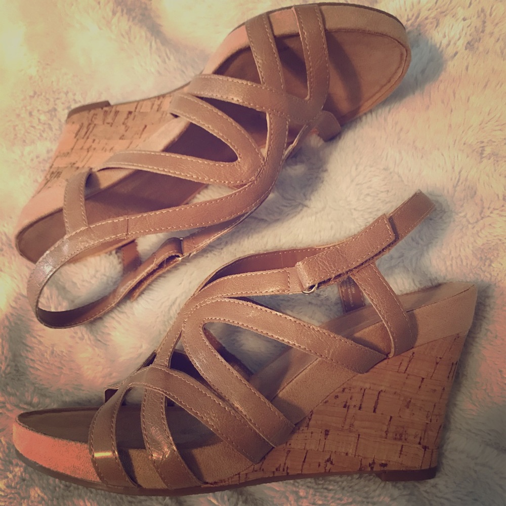 Aerosoles tan wedge shoes